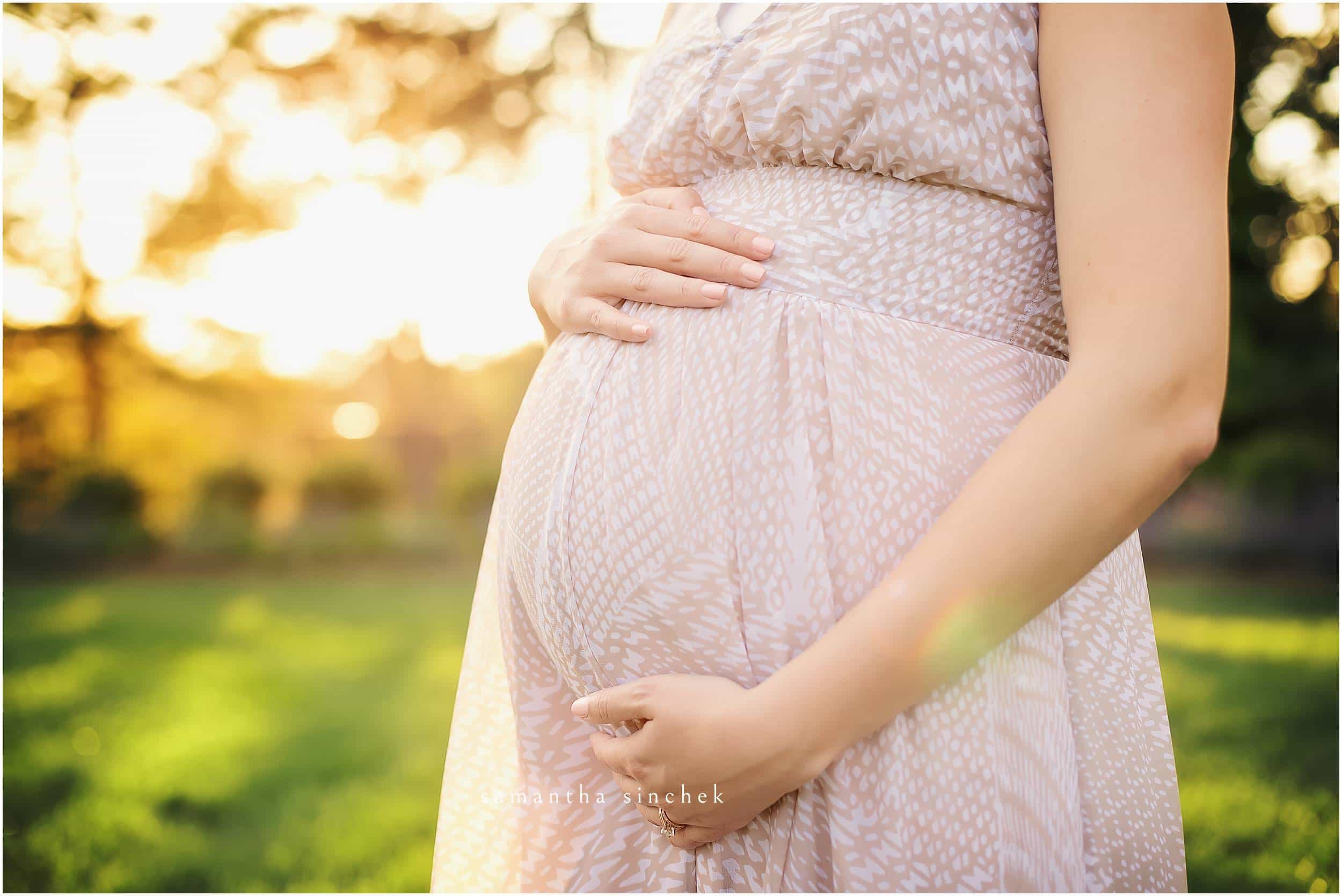 sunflare on a pregnant belly at ault park in cincinnati with sinchek photography