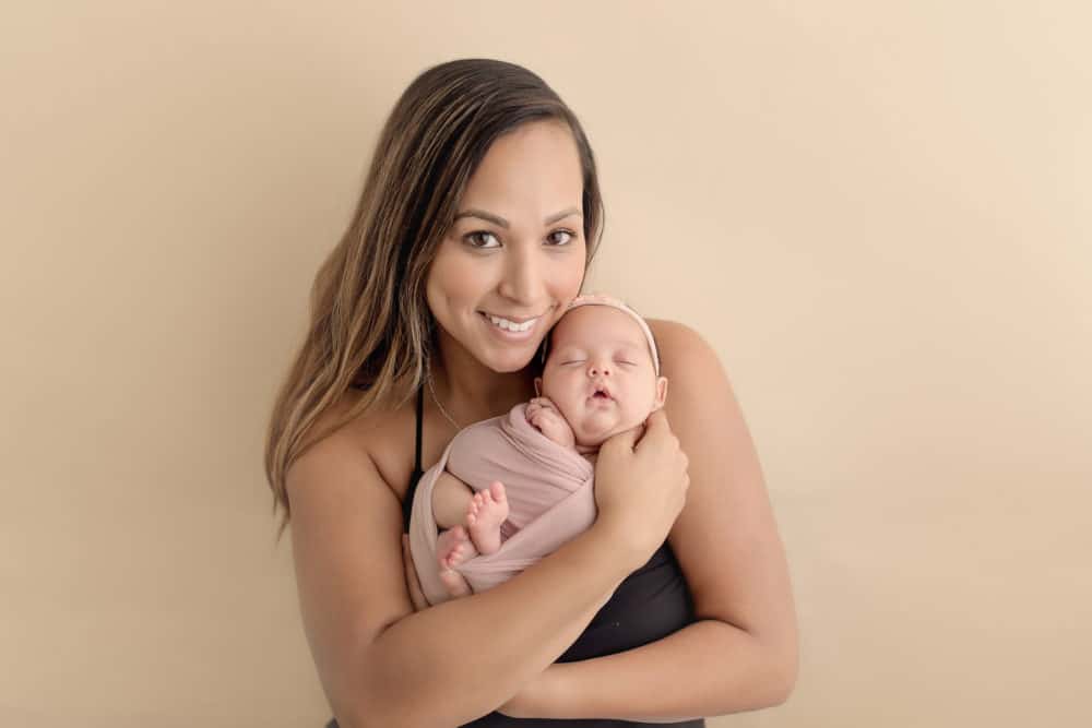 cincinnati newborn photographer Samantha sinchek photography in loveland ohio baby sleeps while mom holding her