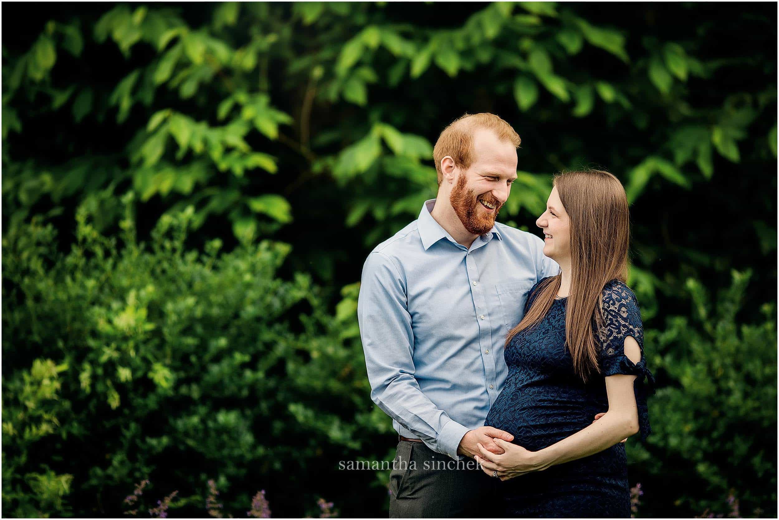 father kisses mother on head while at maternity pictures with Samantha Sinchek photography of Cincinnati Ohio