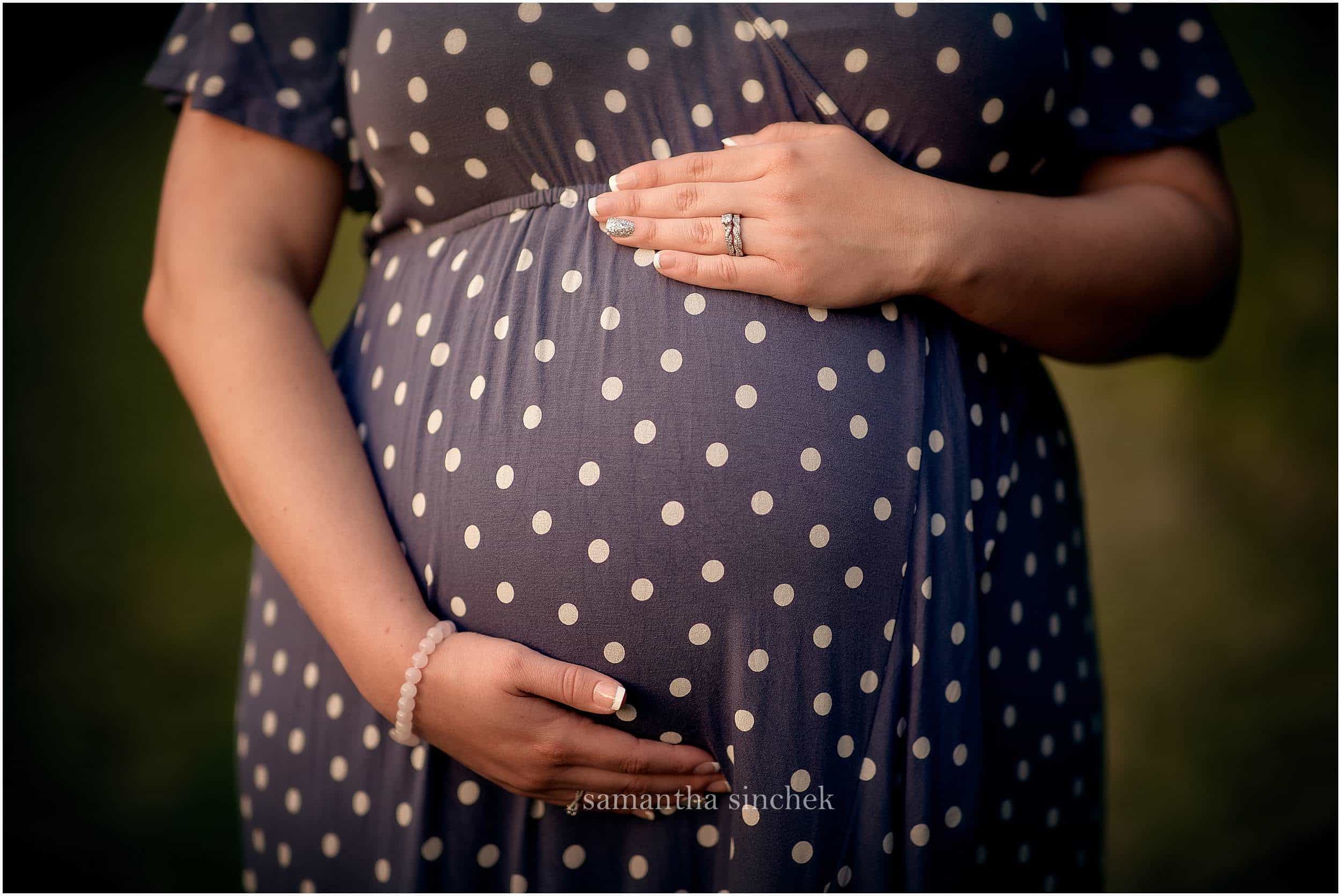 mother holding belly at pictures with Samantha Sinchek photography