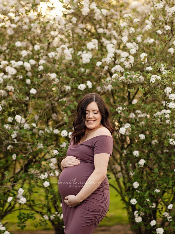 maternity mother at Glenwood gardens in Cincinnati Ohio with blooming flowers